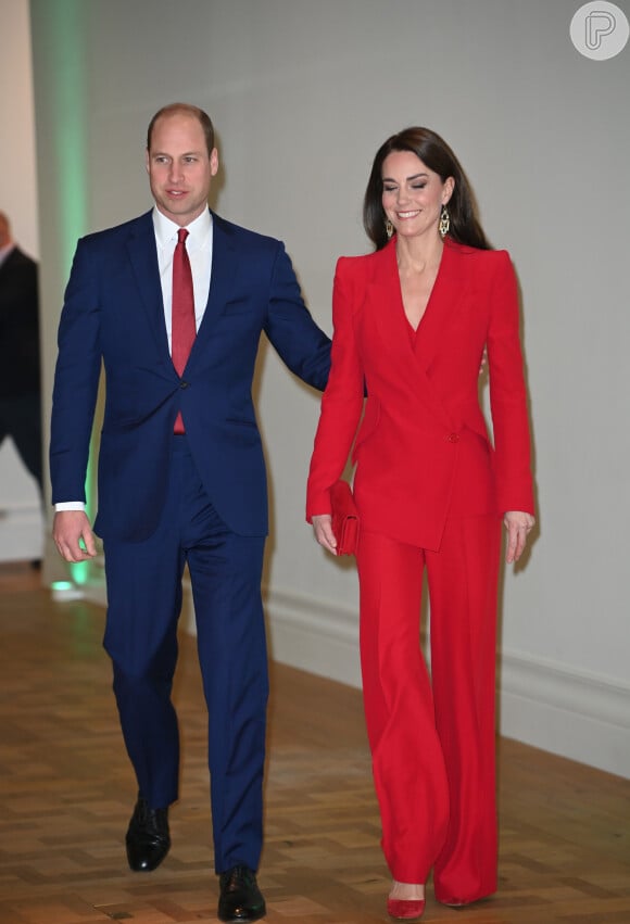 Kate Middleton usou conjunto com calça e blazer vermelho Alexander McQueen