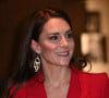 Em look vermelho, Kate Middleton repetiu o brinco com preço acessível
