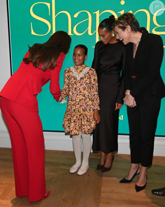 Kate Middleton comprovou que o vermelho fica elegante em look office com sua produção
