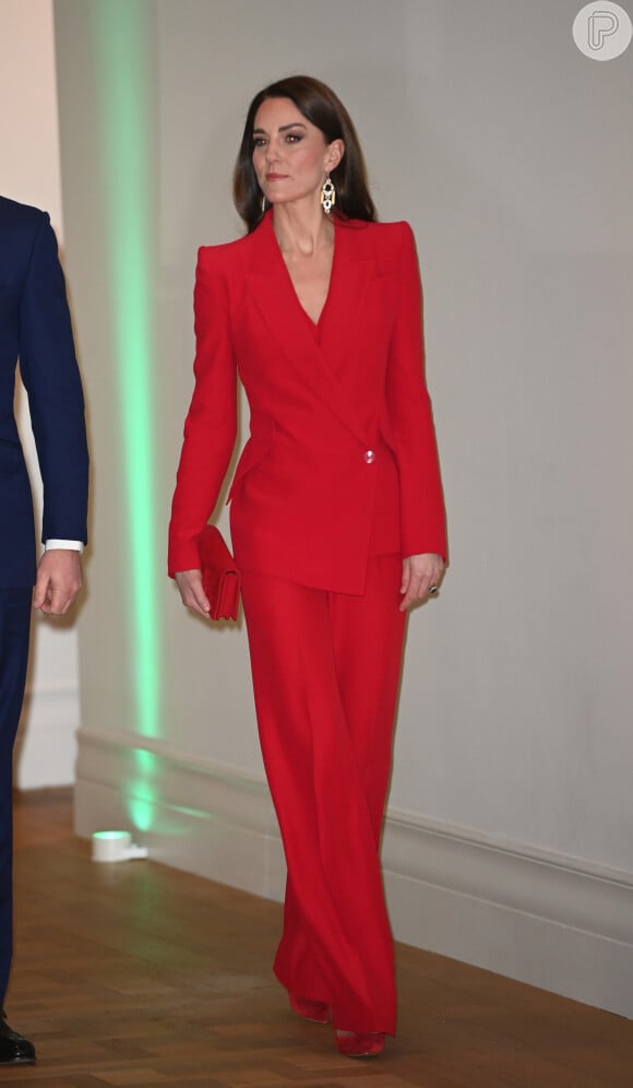 Look vermelho: Kate Middleton usou a cor dos pés à cabeça em sua produção