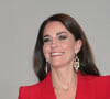 Kate Middleton escolheu look vermelho com blazer assimétrico