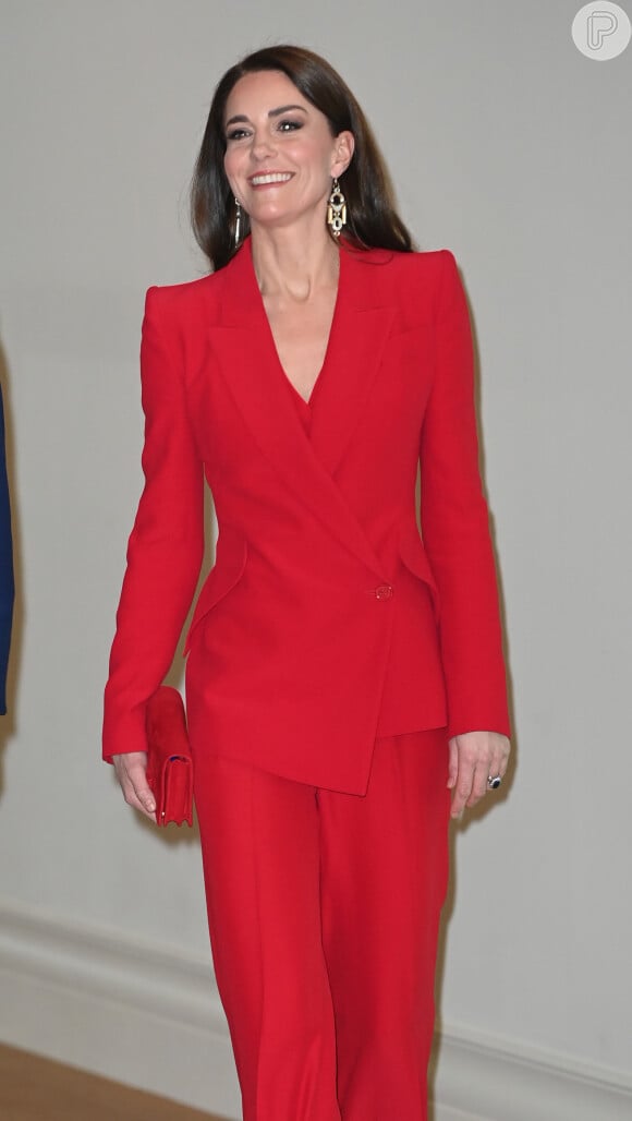 Kate Middleton escolheu look vermelho com blazer assimétrico