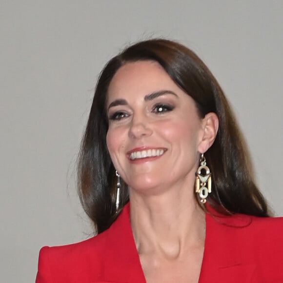 Kate Middleton escolheu look vermelho com blazer assimétrico