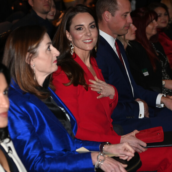 Look all red de Kate Middleton inspira a usar a cor no trabalho sem medo