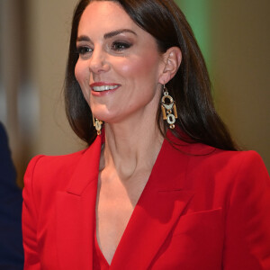 Kate Middleton usou maquiagem iluminada e elegante no evento em Londres