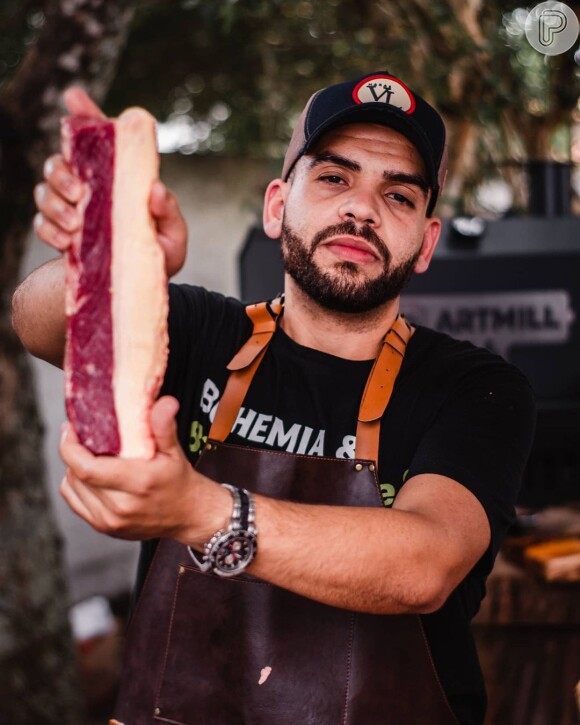 Cozinheiro Cássio Cruz, especializado em churrasco, comentou estreia de novo reality culinário da Globo e parabenizou a chef Paola Carosella