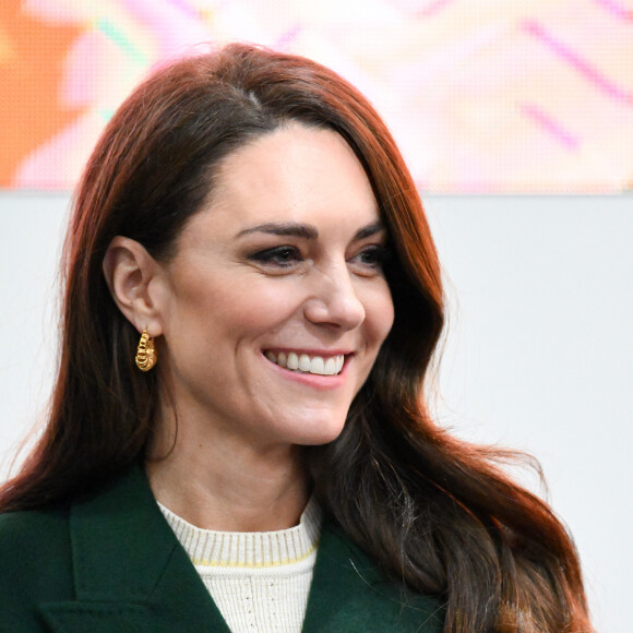O cabelo novo de Kate Middleton está mais escuro e em tom mais achocolatado de marrom