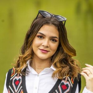 Fashionista na novela 'Vai na Fé', Mel Maia copiou alguns looks da personagem para seu armário