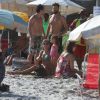 Grazi Massafera e Cauã Reymond foram flagrados juntos recentemente em uma praia do Rio ao lado da filha, Sofia