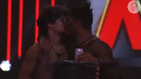 BBB 23: Gabriel Santana e Fred Nicácio se beijaram novamente