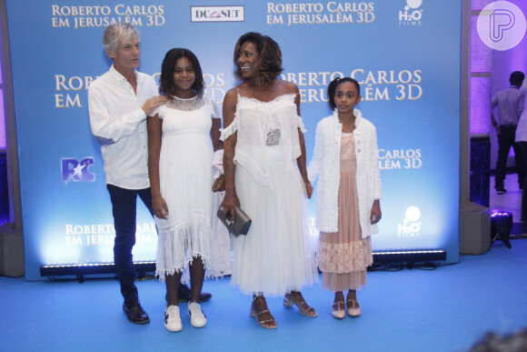 Gloria Maria em foto de 2019 com o francês Eric Auguin (com quem se relacionou por 8 anos) e as filhas, Maria e Laura