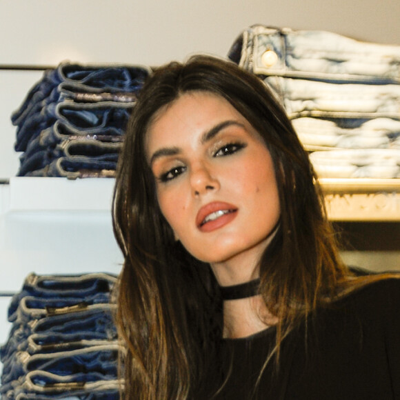 Camila Queiroz chamou atenção com peças repletas de detalhes