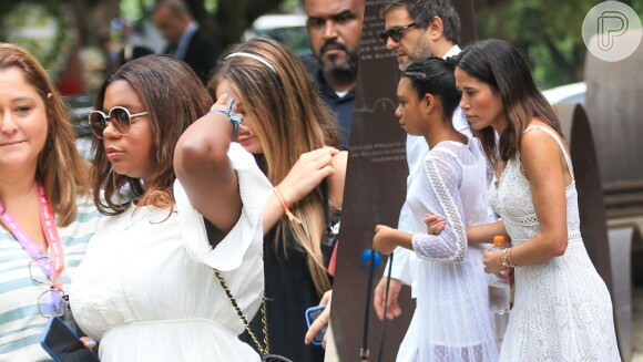 Filhas de Gloria Maria, Maria (15 anos) e Laura (14 anos) chegam para velório da mãe em cemitério e crematório do Rio de Janeiro em 3 de fevereiro de 2023