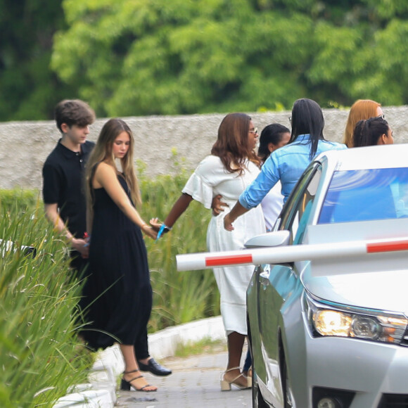 Filhas de Gloria Maria, Maria, de 15 anos, e Laura, de 14 anos, deixaram cemitério. Na foto é possível ver Marina Ruy Barbosa