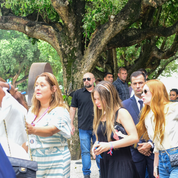 Filha mais velha de Gloria Maria, Maria, e Marina Ruy Barbosa chegaram juntas ao velório da jornalista