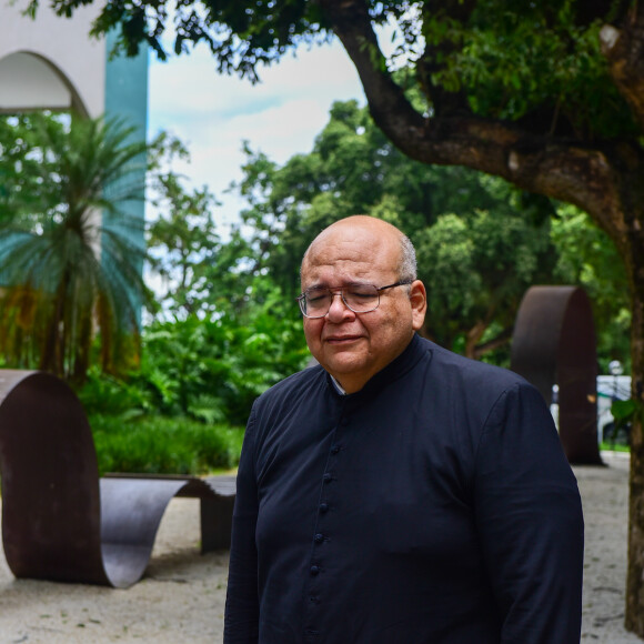 Corpo de Gloria Maria foi velado em cerimônia conduzida pelo Padre Jorjão