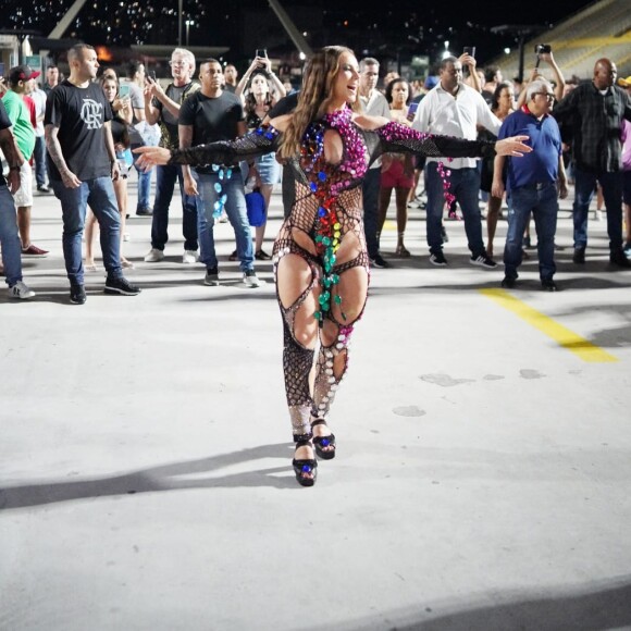 Paolla Oliveira escolheu look ousado para mais um ensaio de Carnaval