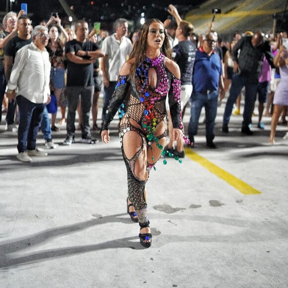 Corpo sarado de Paolla Oliveira se destacou em look deslumbrante da atriz