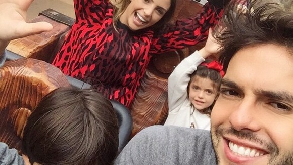 Carol Celico e Kaká aproveitam passeio na Disney ao lado dos filhos: 'Diversão'