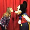 Carol Celico brinca com Mickey na Disney