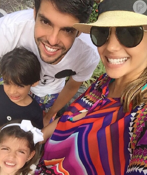 Carol Celico e Kaká posam sorridentes com a família