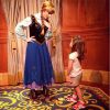 Carol Celico mostra a filha brincando com princesa do filme 'Frozen'