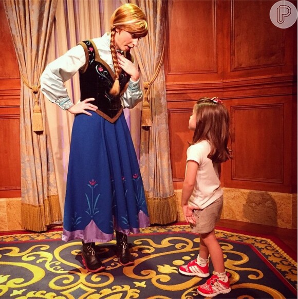 Carol Celico mostra a filha brincando com princesa do filme 'Frozen'