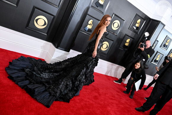 Anitta no Grammy 2023: look traz joia de R$ 300 mil e vestido feito em 300 horas e já usado por Nicole Kidman