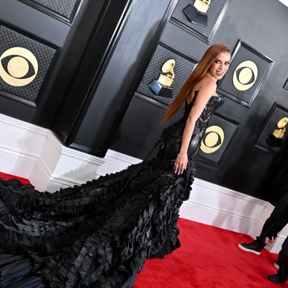Anitta no Grammy 2023: look traz joia de R$ 300 mil e vestido feito em 300 horas e já usado por Nicole Kidman