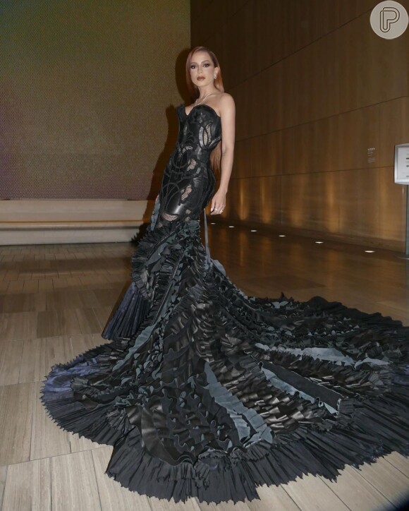 Anitta recebeu elogios pela escolha do vestido Versace vintage, de 2003, para o Grammy
