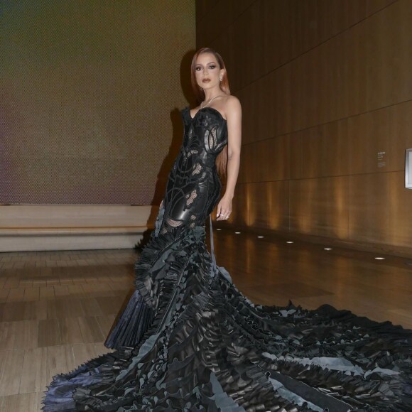 Anitta recebeu elogios pela escolha do vestido Versace vintage, de 2003, para o Grammy