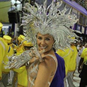 Adriane Galisteu já foi rainha de bateria da Portelo: esse foi o look escolhido por ela em 2011