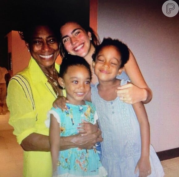 Julia e Gloria Maria com as filhas da jornalista