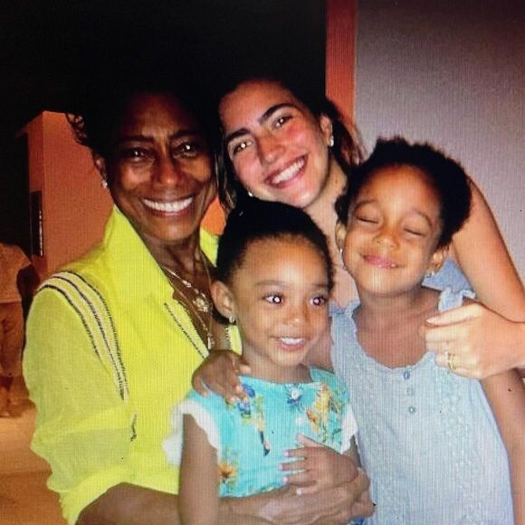 Julia e Gloria Maria com as filhas da jornalista