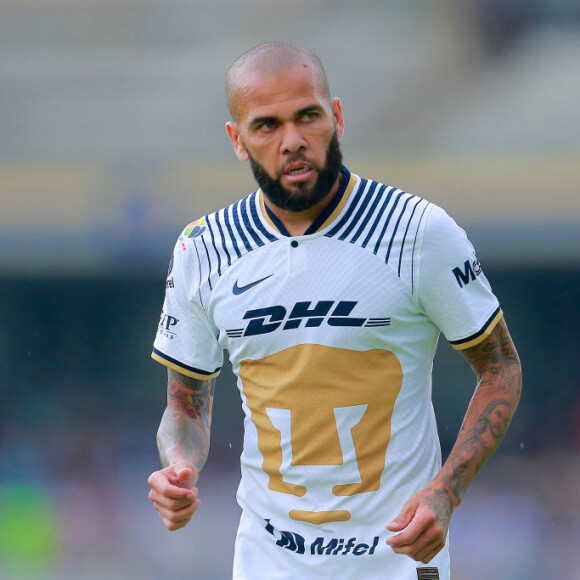 Daniel Alves preso: ainda de acordo com o El Tiempo, os advogados de defesa tentarão, novamente, tirá-lo da cadeia nesta quarta-feira (08)