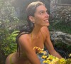 Mariana Goldfarb apareceu com meia estampada com a planta da maconha na rede social