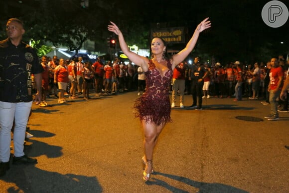 Viviane Araujo marcou presença no último ensaio de rua do Salgueiro, no Rio