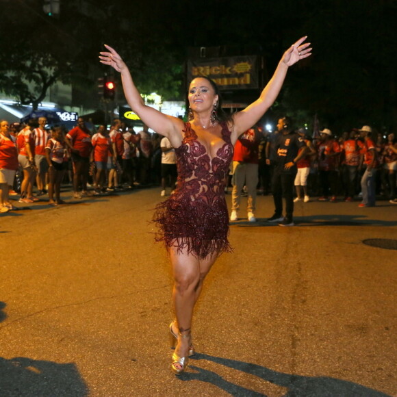 Viviane Araujo marcou presença no último ensaio de rua do Salgueiro, no Rio