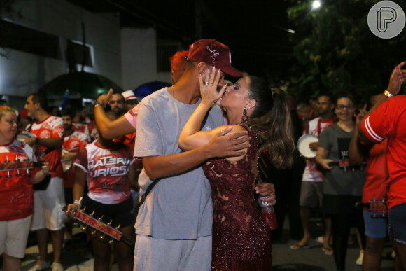 Viviane Araujo beijou o marido no último ensaio do Salgueiro