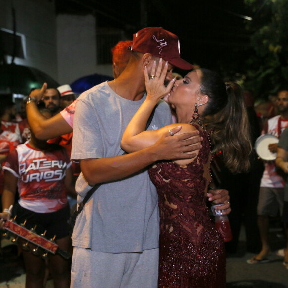Viviane Araujo beijou o marido no último ensaio do Salgueiro