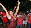 Viviane Araujo caiu no samba em ensaio de rua do Salgueiro