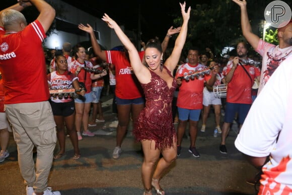 Viviane Araujo caiu no samba em ensaio de rua do Salgueiro