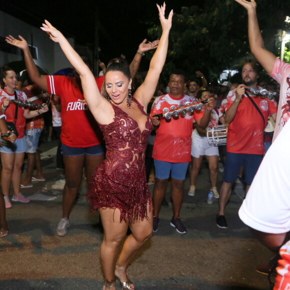 Viviane Araujo caiu no samba em ensaio de rua do Salgueiro