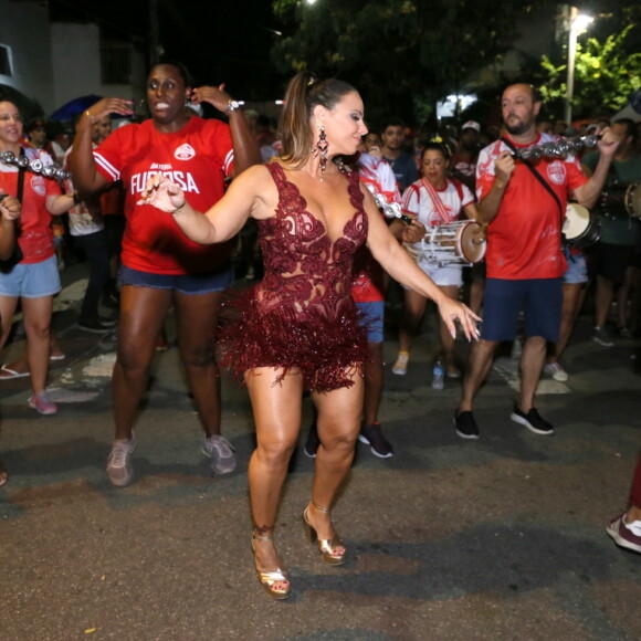 Viviane Araujo está na fase final dos preparativos para o desfile na Marquês de Sapucaí