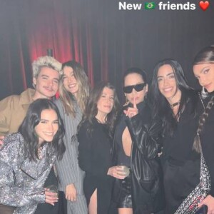 Bruna Marquezine elegeu o look grifado para balada em Los Angeles com amigos