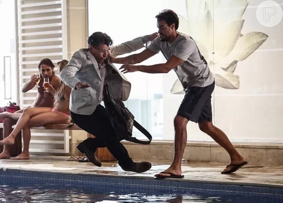 Enrico (Joaquim Lopes) também vai empurrar Téo (Paulo Betti) na piscina