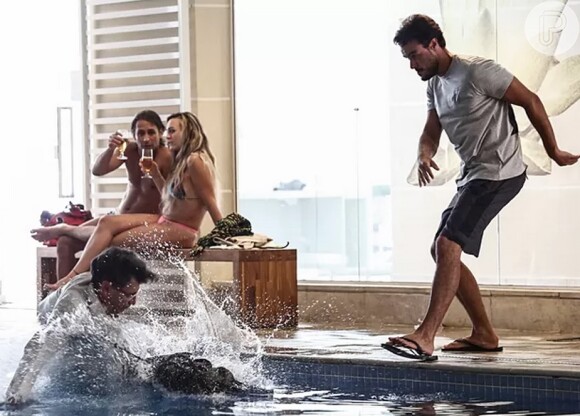 Enrico (Joaquim Lopes) vai empurrar Téo (Paulo Betti) na piscina após ser chamado de gay