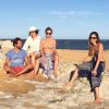 A atriz passa férias com a filha, Maria, e amigos na praia de Caraíva, na Bahia