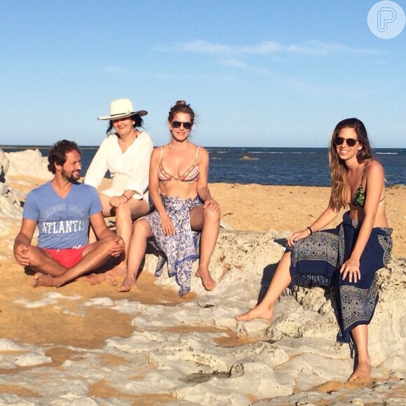 A atriz passa férias com a filha, Maria, e amigos na praia de Caraíva, na Bahia