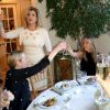 Jennifer Aniston brinda com convidadas de almoço oferecido por Arianna Huffington, em Los Angeles, nos Estados Unidos